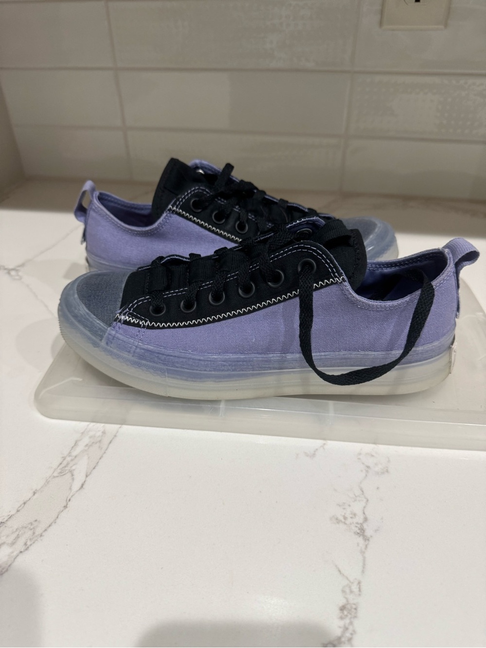 Chuck Taylor, Converse Low-Top Sneakers in Lavender and Black